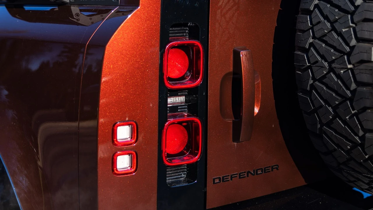 2025 Land Rover Defender Octa - Image 19 of 31