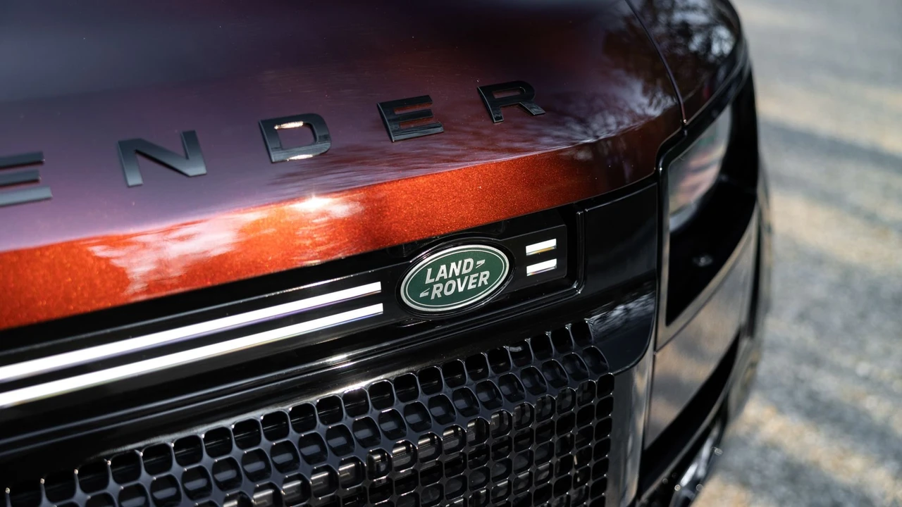 2025 Land Rover Defender Octa - Image 25 of 31