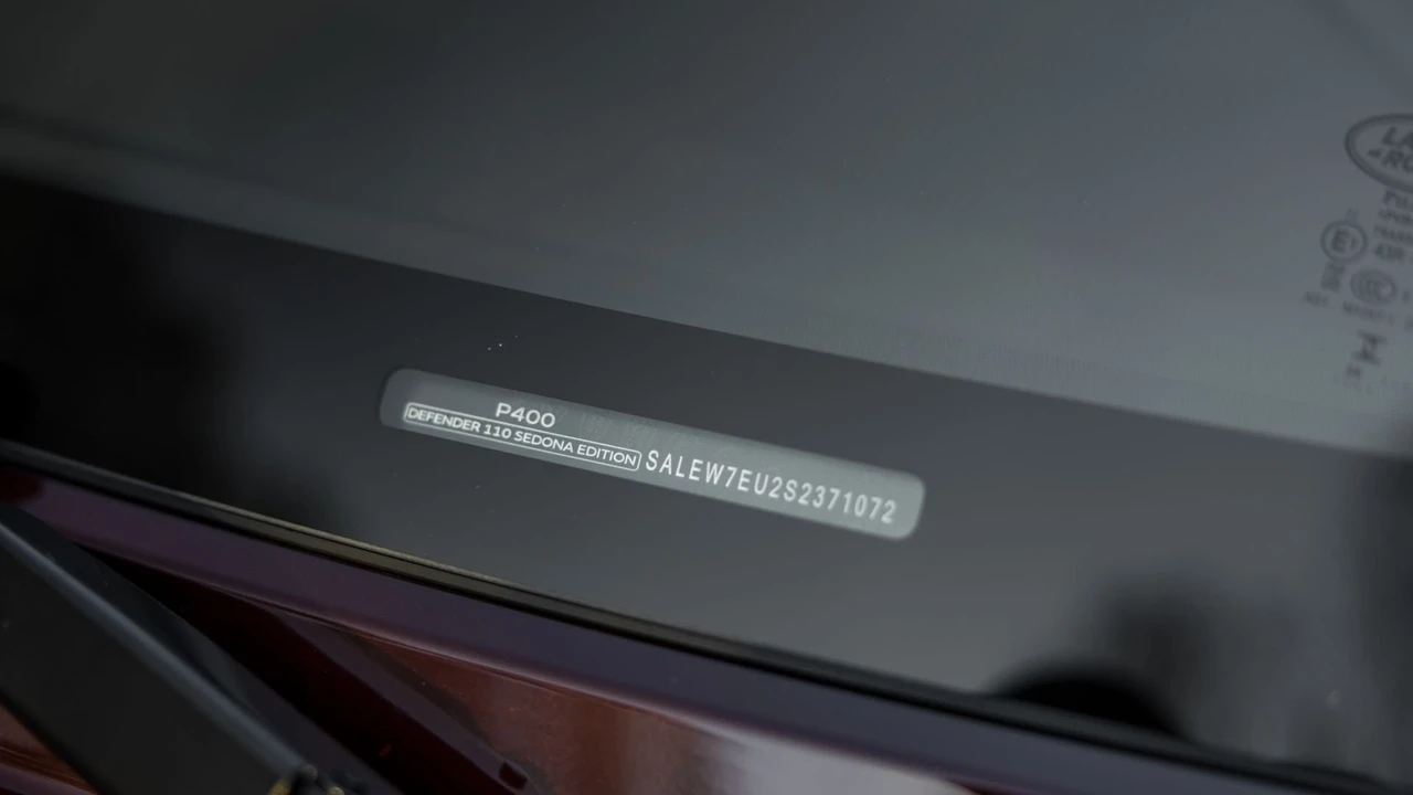 2025 Land Rover Defender Octa - Image 28 of 31
