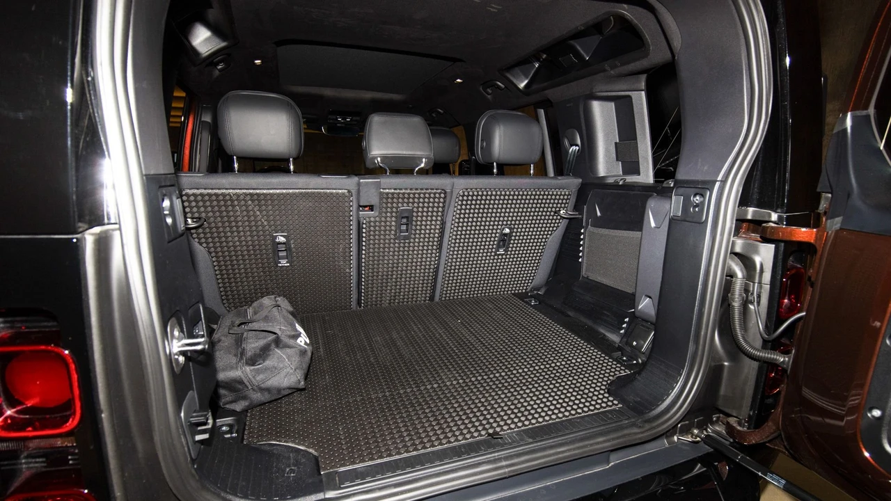 2025 Land Rover Defender Octa - Image 8 of 31