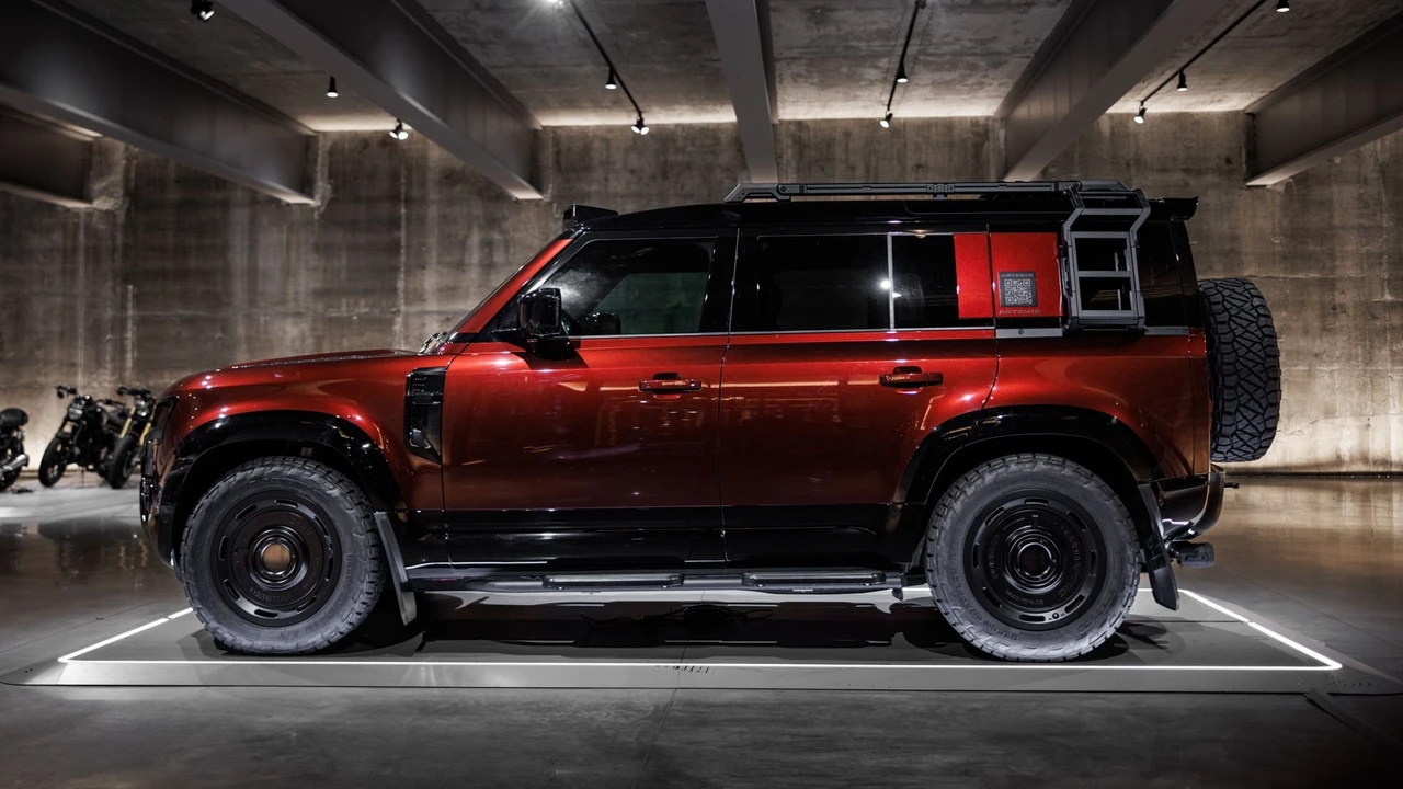 2025 Land Rover Defender Octa - Image 15 of 31