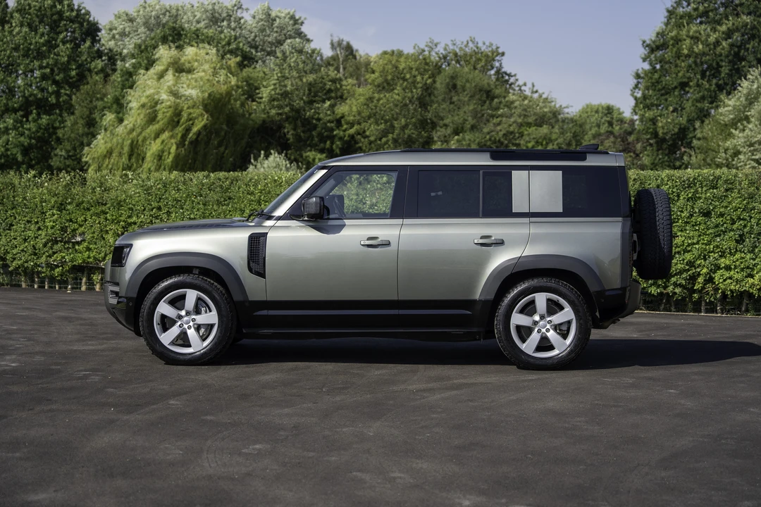 2025 Land Rover Defender L663 - Image 12 of 31
