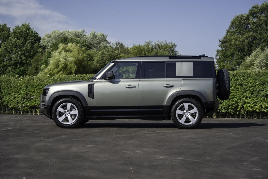 2025 Land Rover Defender L663 - Image 4 of 31