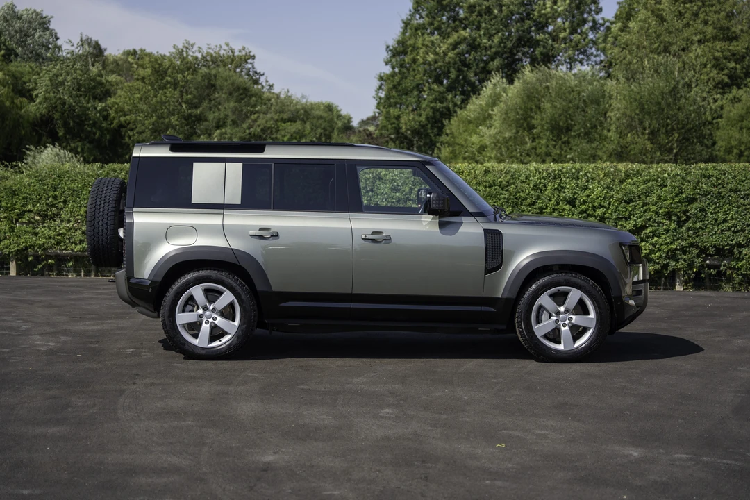 2025 Land Rover Defender L663 - Image 16 of 31