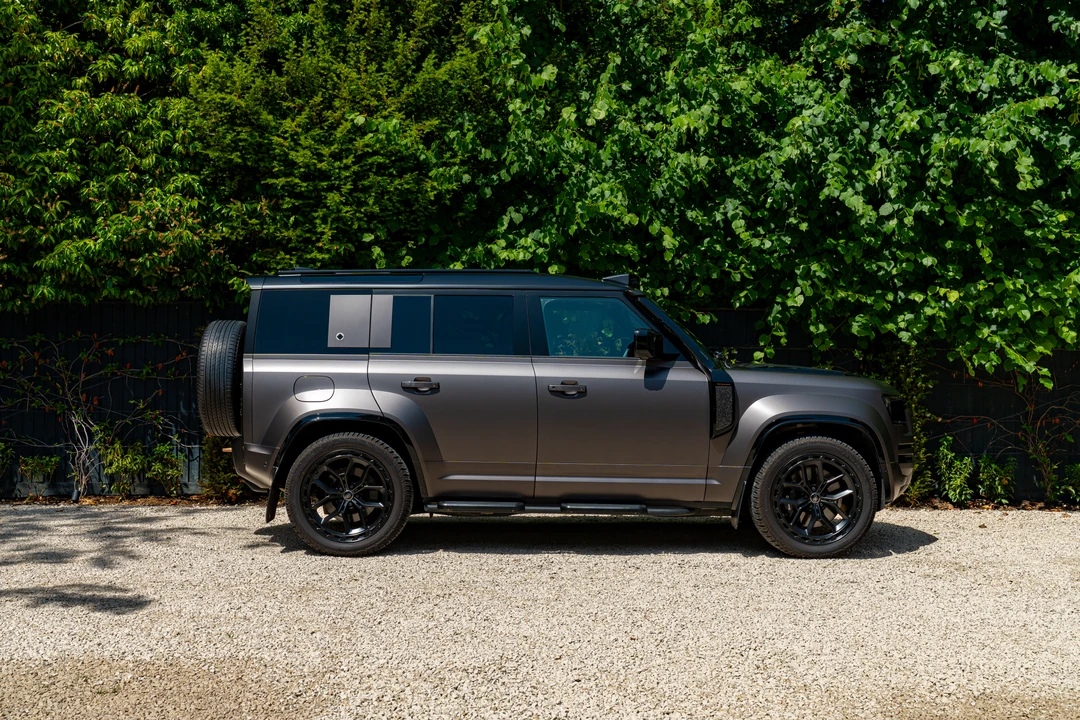 2025 Land Rover Defender Octa - Image 4 of 31