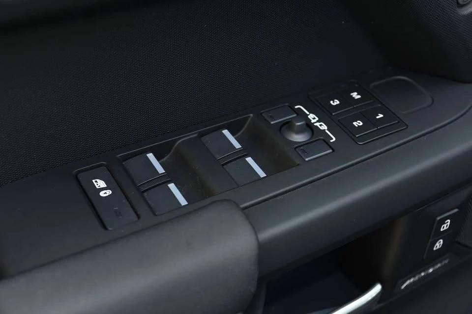 2025 Land Rover Defender L663 - Image 14 of 20