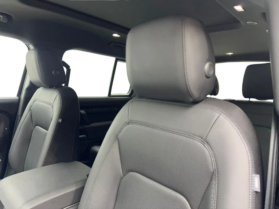 2025 Land Rover Defender L663 - Image 26 of 31