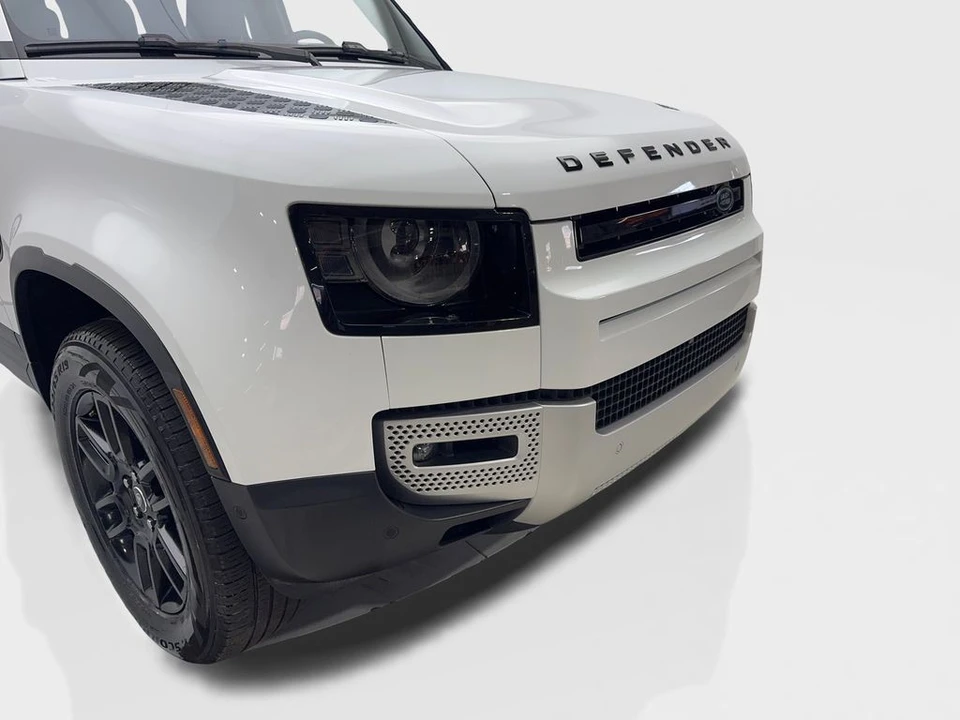 2025 Land Rover Defender L663 - Image 17 of 21