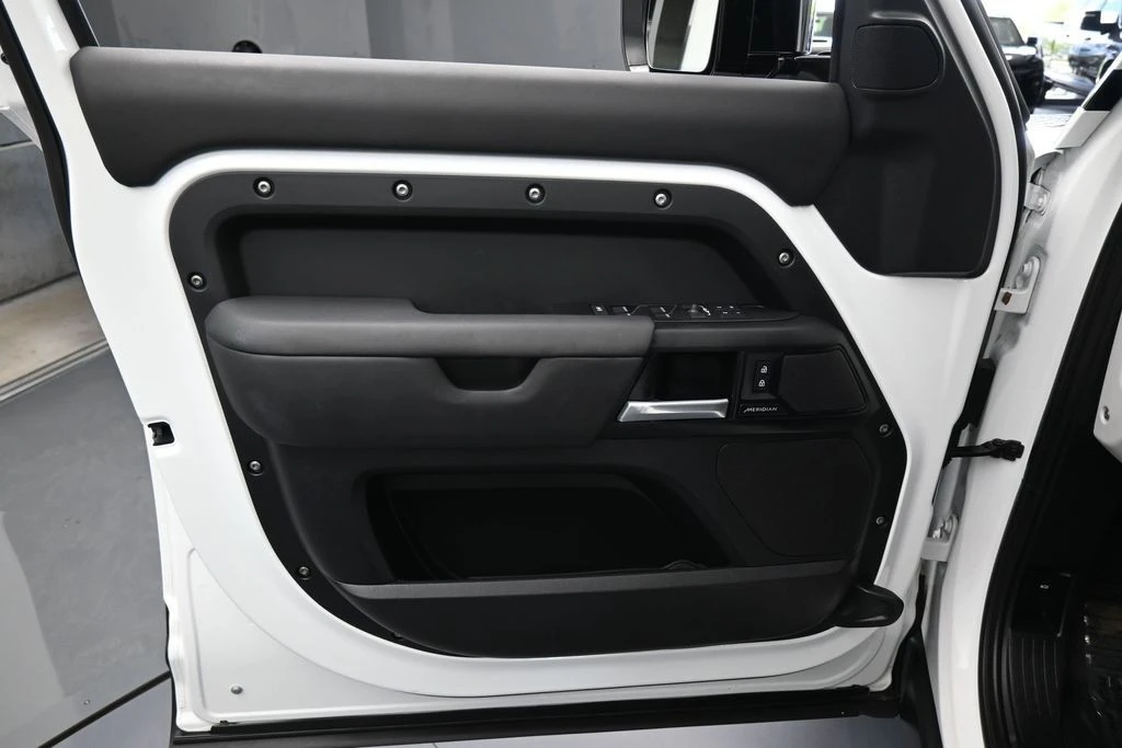 2025 Land Rover Defender L663 - Image 13 of 31