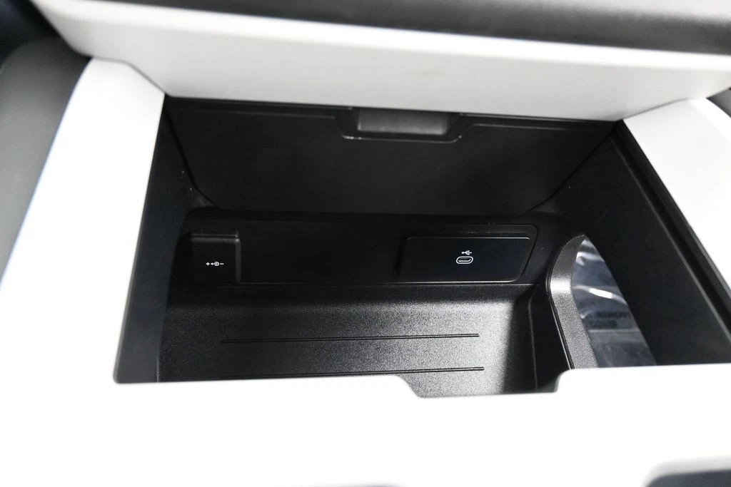 2025 Land Rover Defender L663 - Image 29 of 31