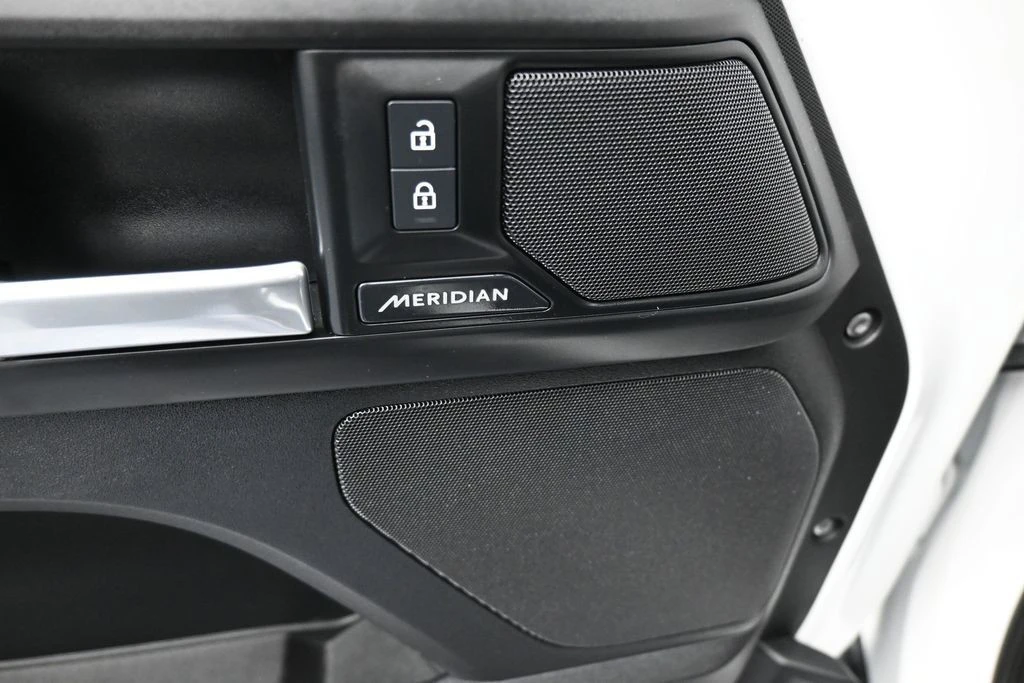 2025 Land Rover Defender L663 - Image 15 of 31