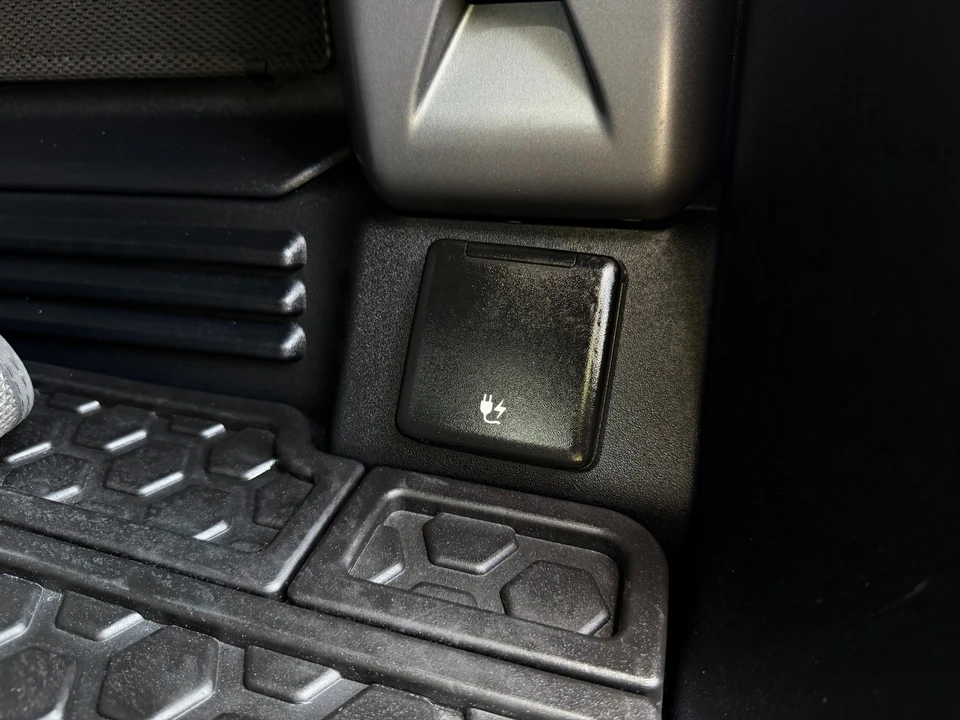 2025 Land Rover Defender V8 - Image 27 of 31