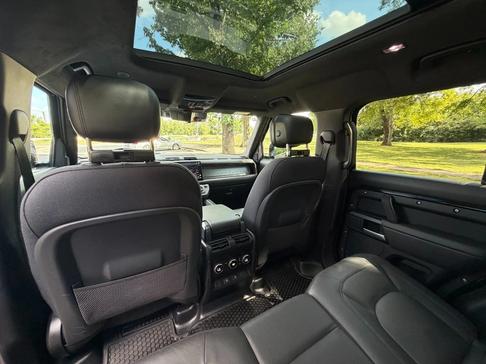 2025 Land Rover Defender V8 - Image 14 of 31