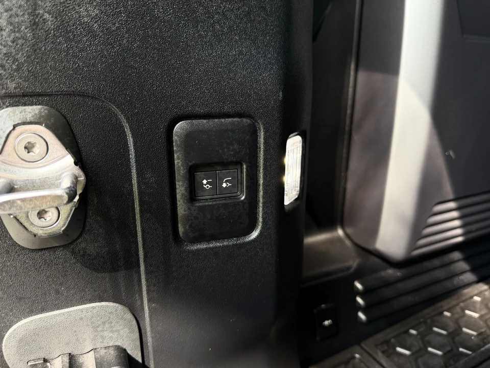 2025 Land Rover Defender V8 - Image 24 of 31