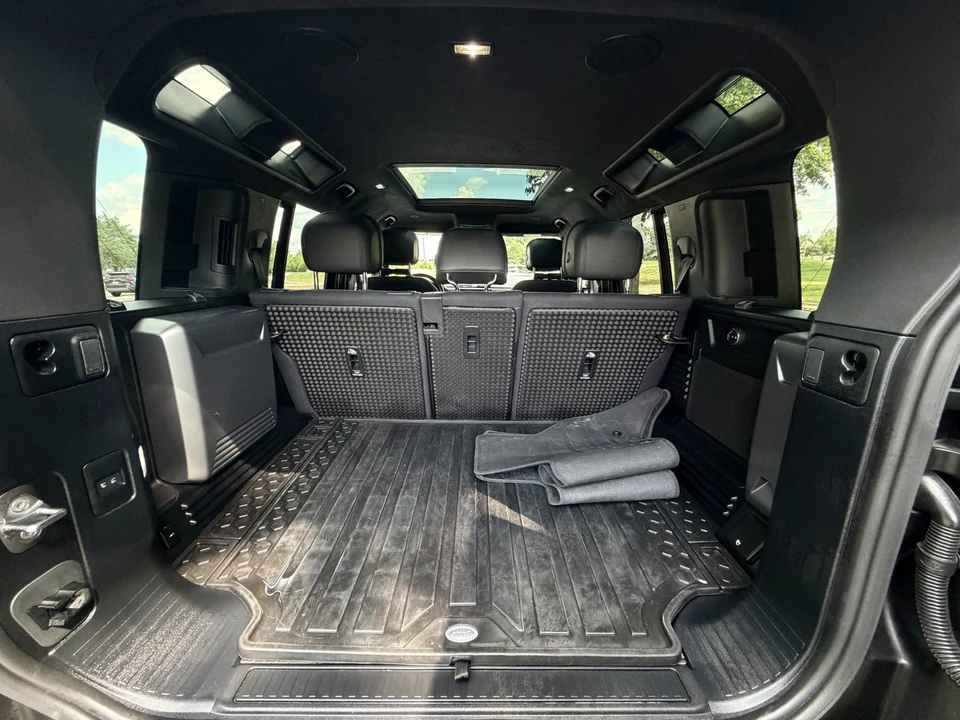 2025 Land Rover Defender V8 - Image 22 of 31