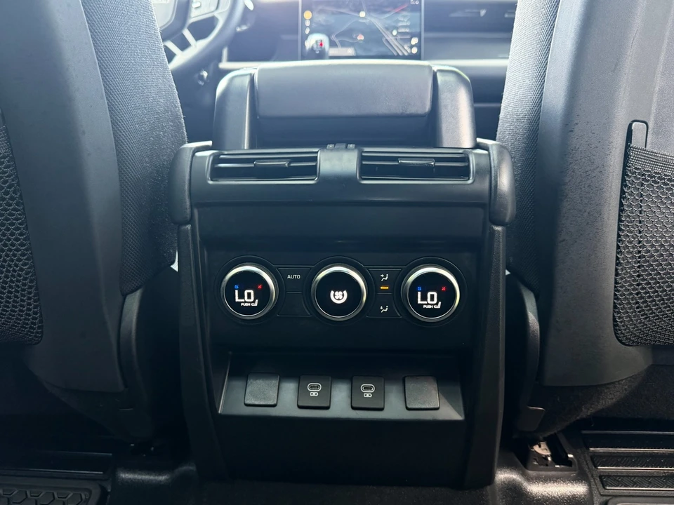 2025 Land Rover Defender V8 - Image 21 of 31