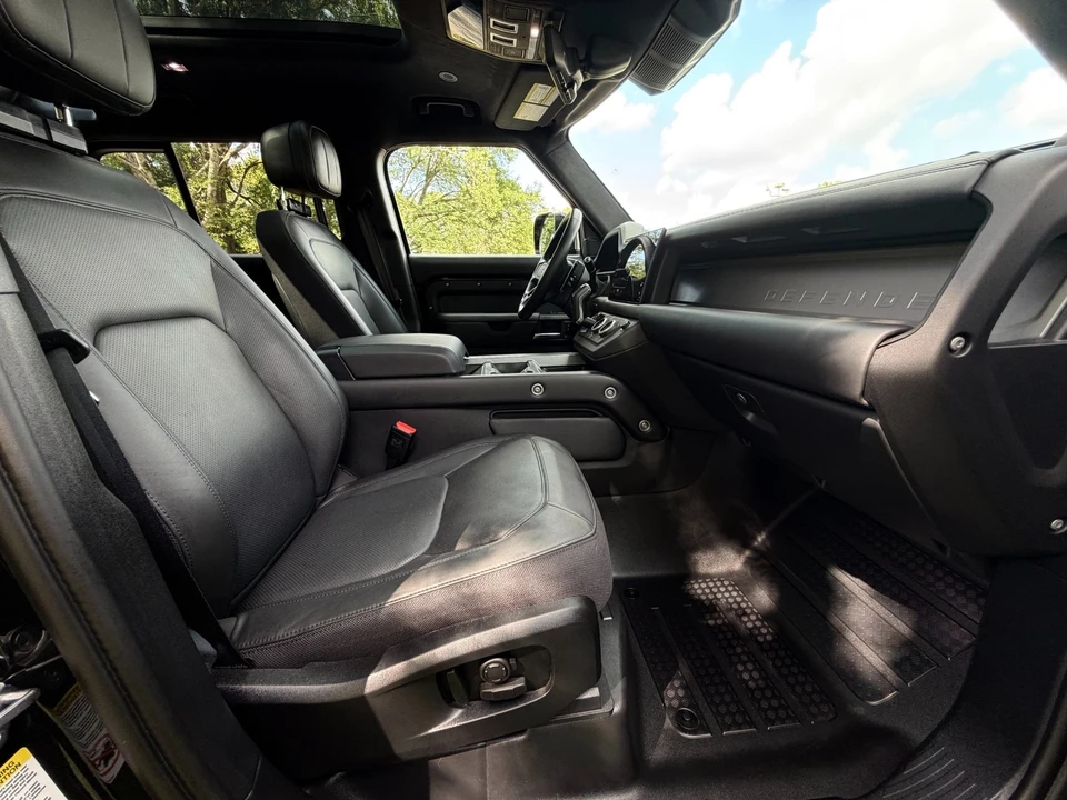 2025 Land Rover Defender V8 - Image 30 of 31