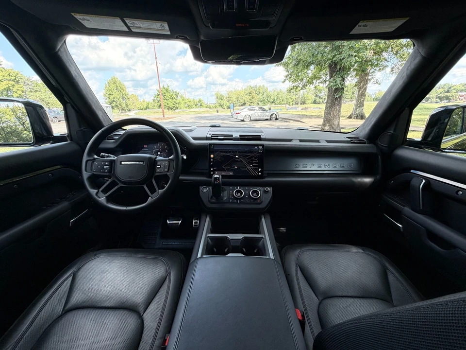 2025 Land Rover Defender V8 - Image 28 of 31