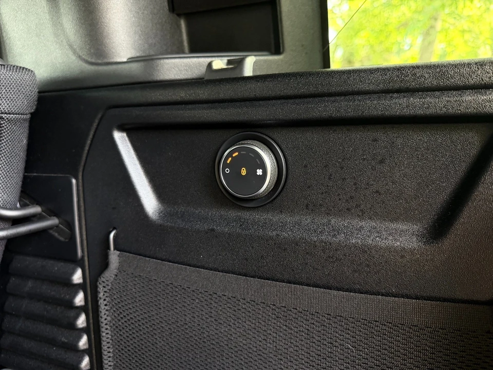 2025 Land Rover Defender V8 - Image 23 of 31