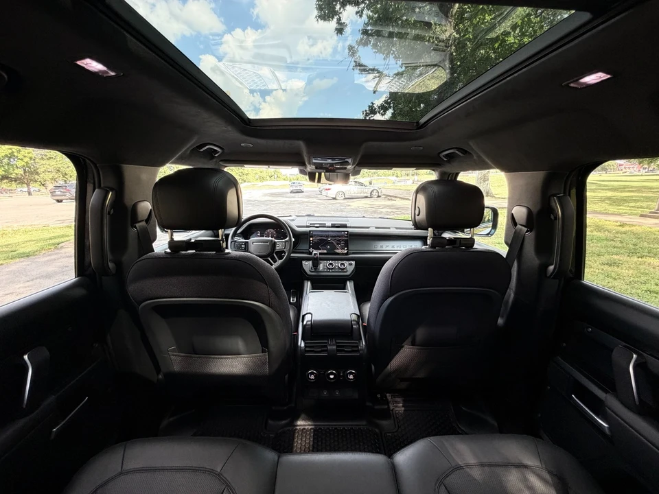 2025 Land Rover Defender V8 - Image 26 of 31