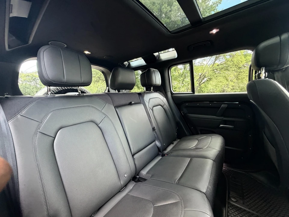2025 Land Rover Defender V8 - Image 19 of 31
