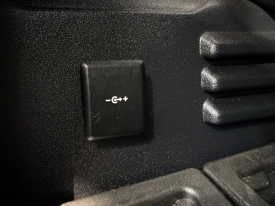 2025 Land Rover Defender V8 - Image 25 of 31