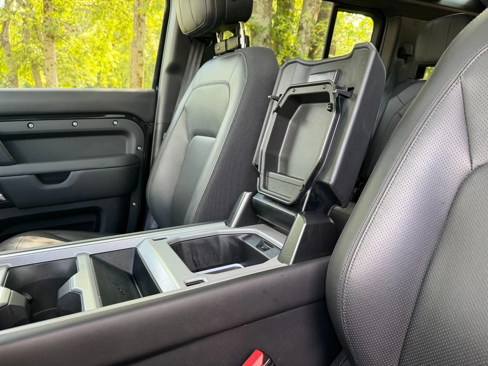 2025 Land Rover Defender V8 - Image 17 of 31