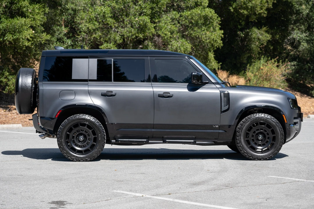 2025 Land Rover Defender V8 - Image 8 of 31