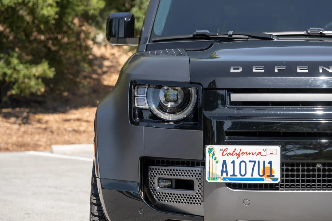 2025 Land Rover Defender V8 - Image 9 of 31