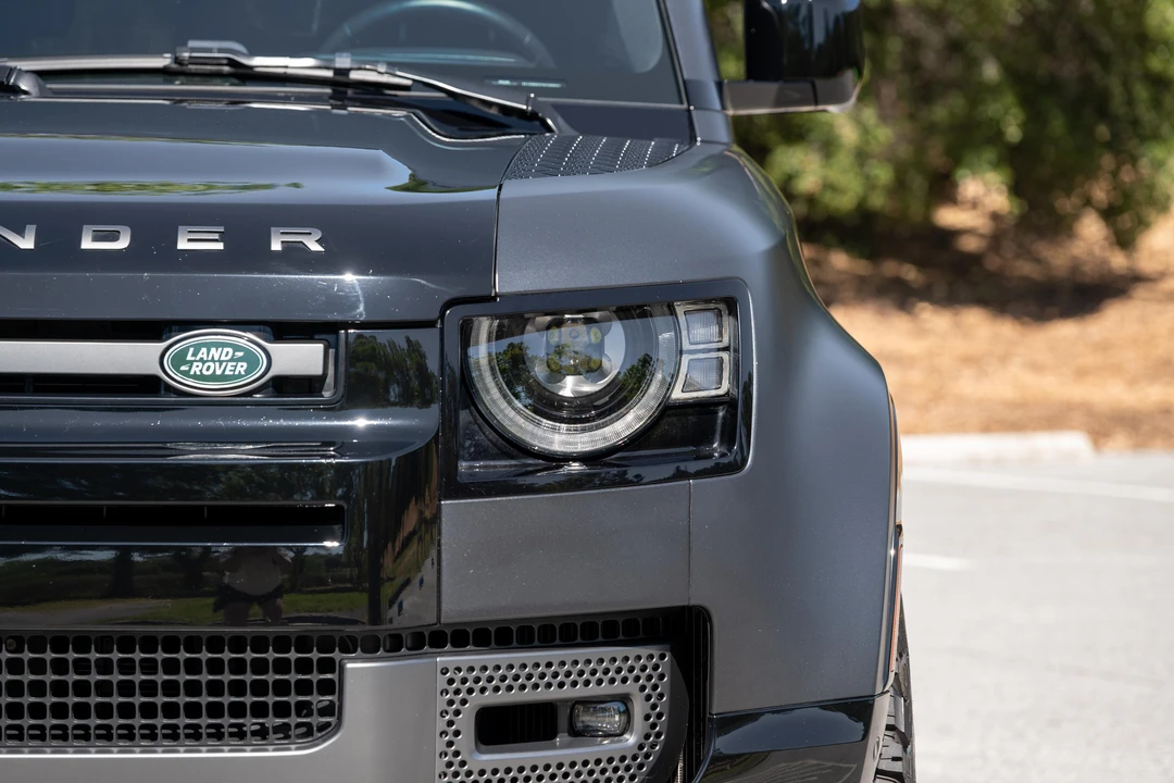 2025 Land Rover Defender V8 - Image 18 of 31