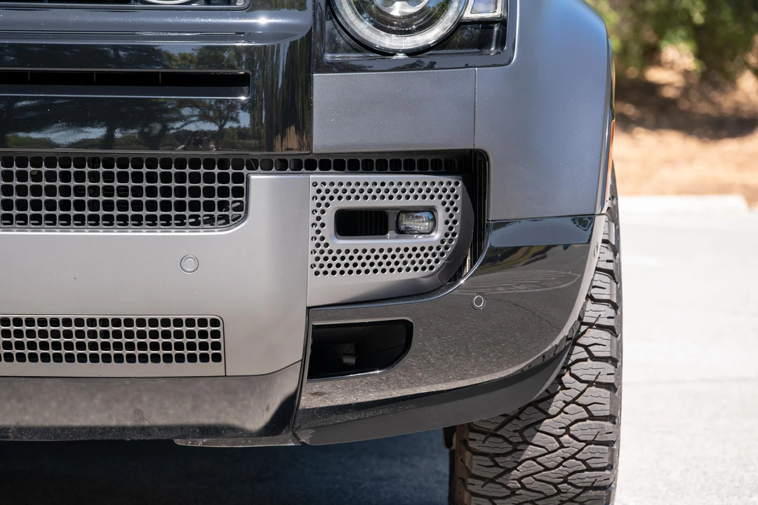 2025 Land Rover Defender V8 - Image 15 of 31