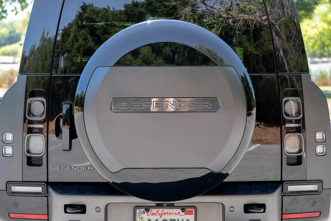 2025 Land Rover Defender V8 - Image 28 of 31