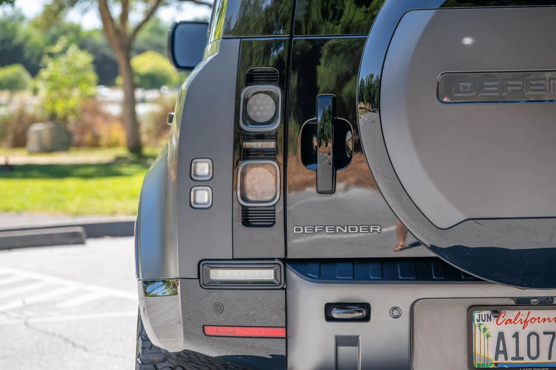 2025 Land Rover Defender V8 - Image 26 of 31