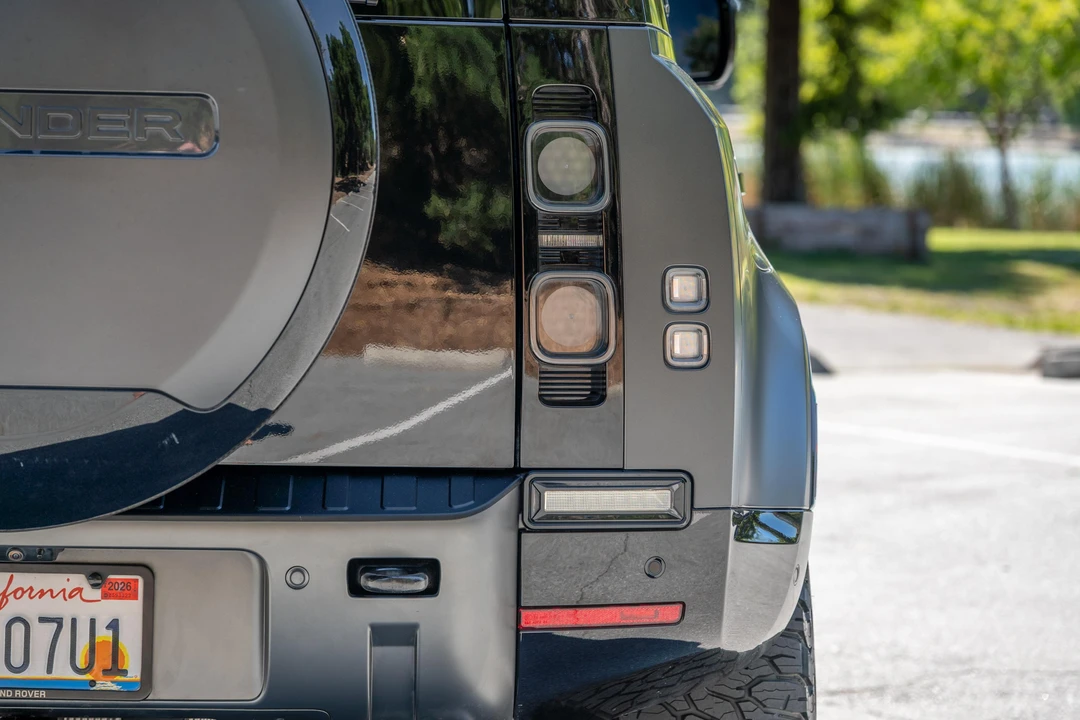 2025 Land Rover Defender V8 - Image 30 of 31