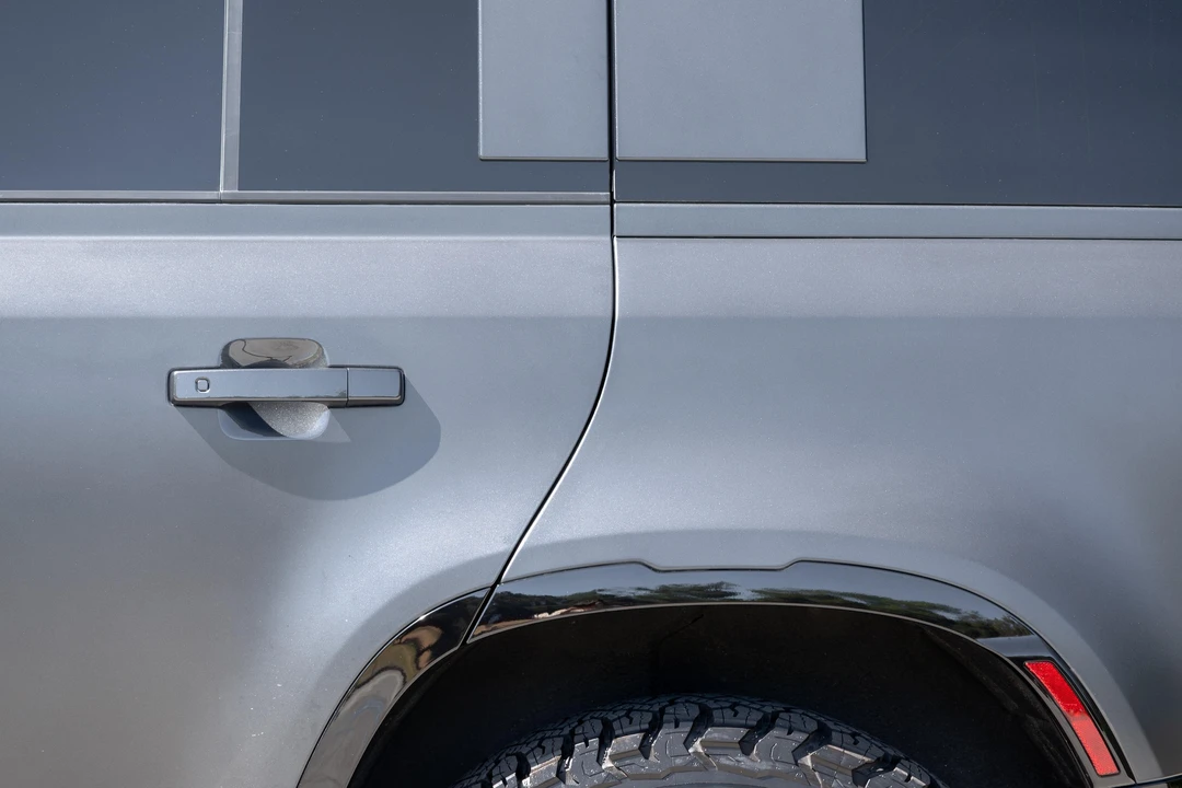 2025 Land Rover Defender V8 - Image 25 of 31