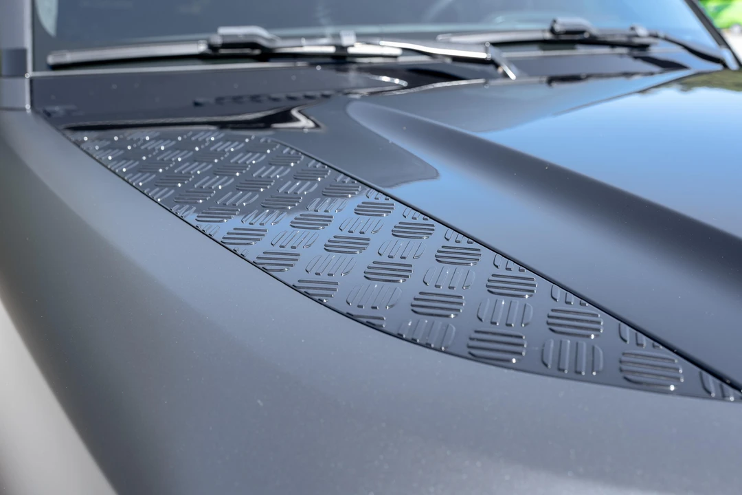 2025 Land Rover Defender V8 - Image 11 of 31