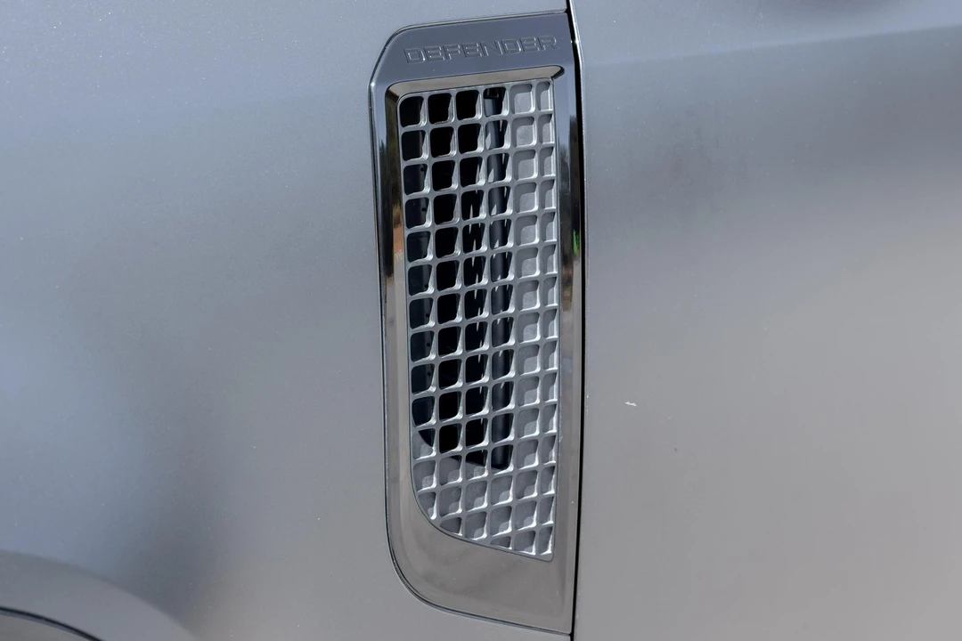 2025 Land Rover Defender V8 - Image 22 of 31