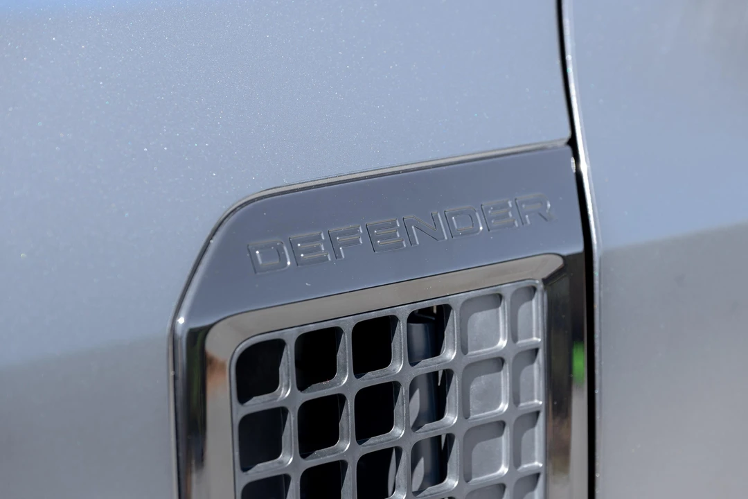 2025 Land Rover Defender V8 - Image 21 of 31