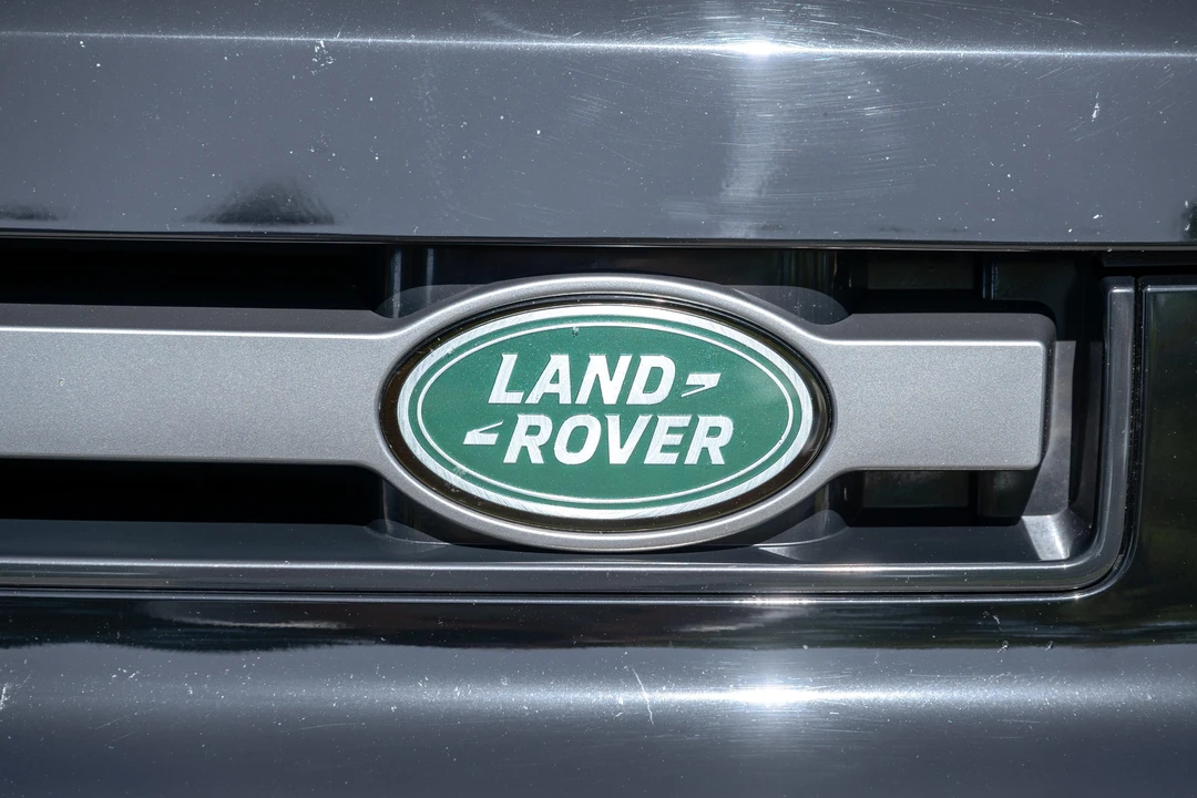2025 Land Rover Defender V8 - Image 17 of 31