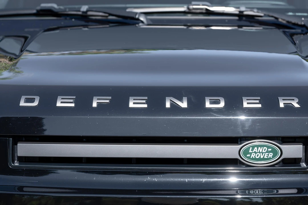 2025 Land Rover Defender V8 - Image 16 of 31