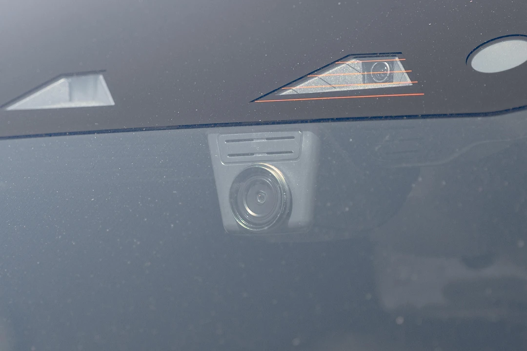 2025 Land Rover Defender V8 - Image 19 of 31