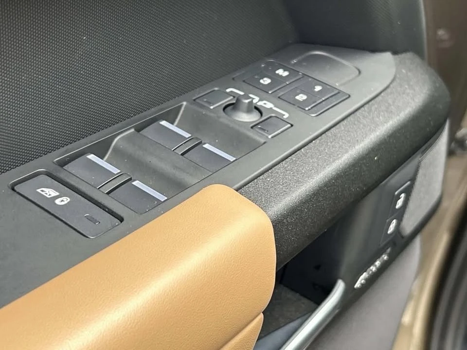 2025 Land Rover Defender L663 - Image 18 of 20