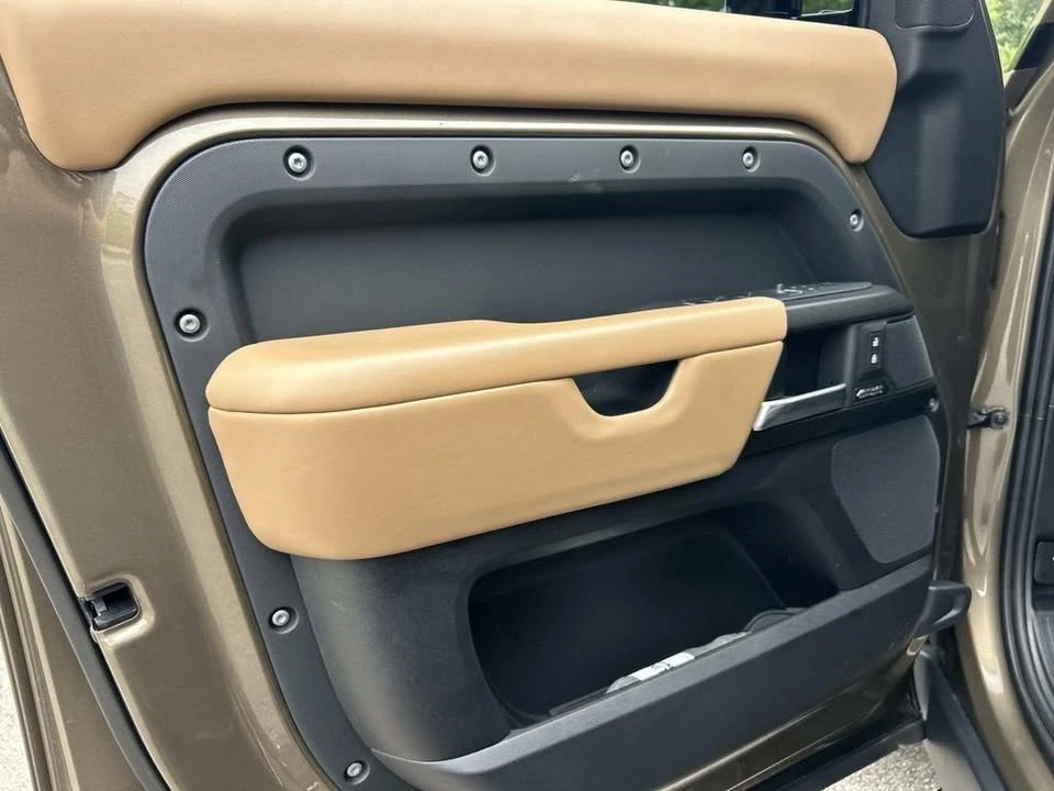 2025 Land Rover Defender L663 - Image 17 of 20