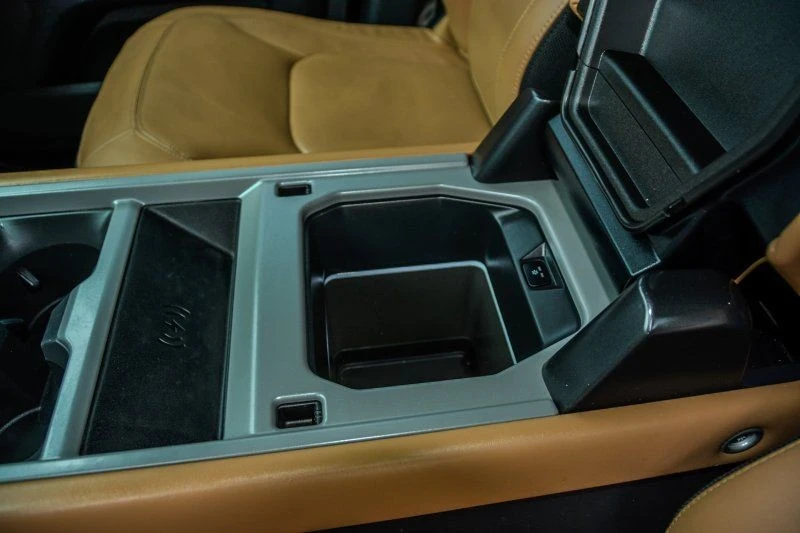 2025 Land Rover Defender V8 - Image 17 of 18