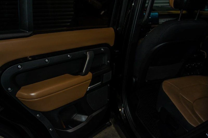 2025 Land Rover Defender V8 - Image 11 of 18