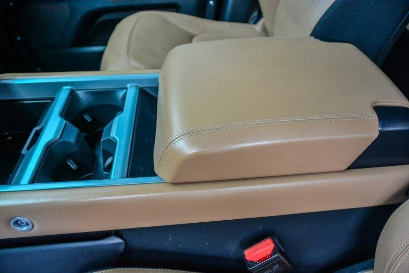2025 Land Rover Defender V8 - Image 16 of 18