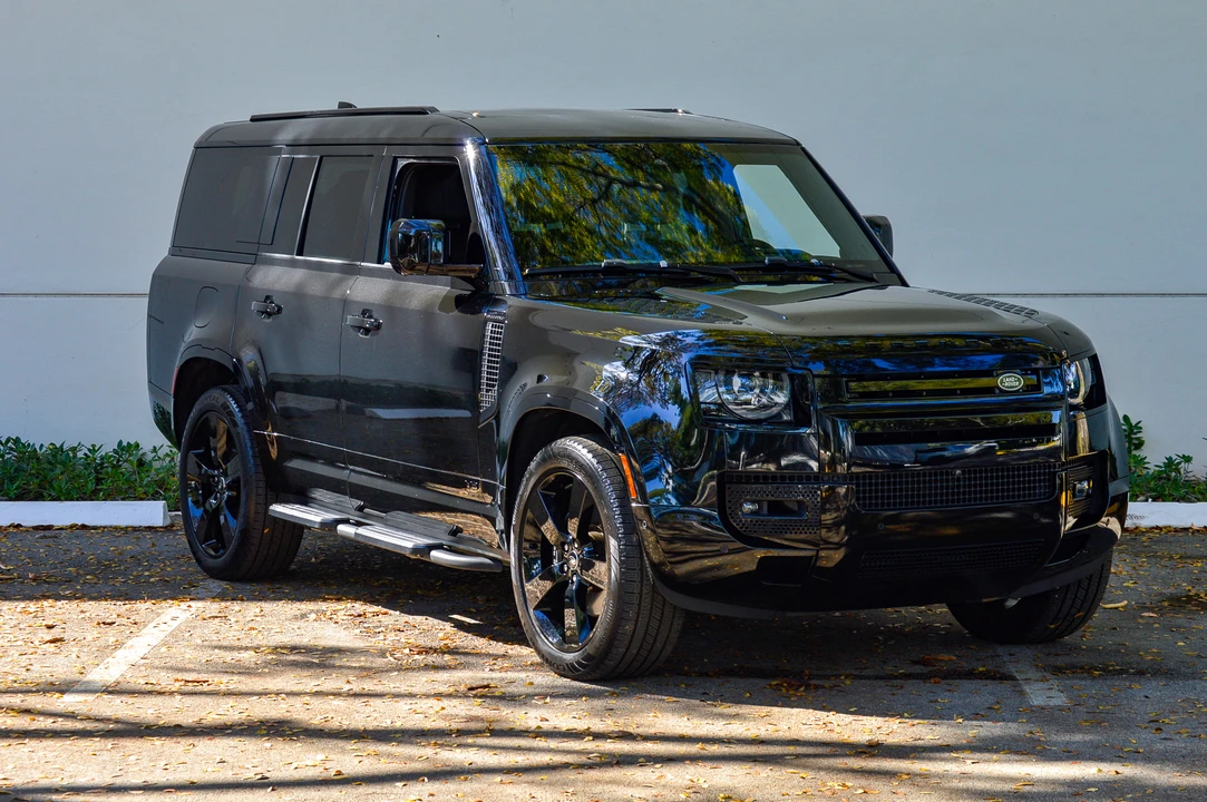 2025 Land Rover Defender 130 - Image 23 of 31