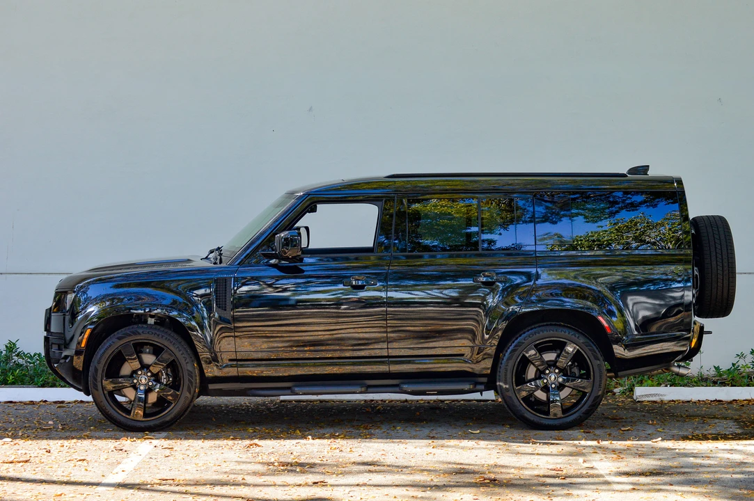 2025 Land Rover Defender 130 - Image 5 of 31
