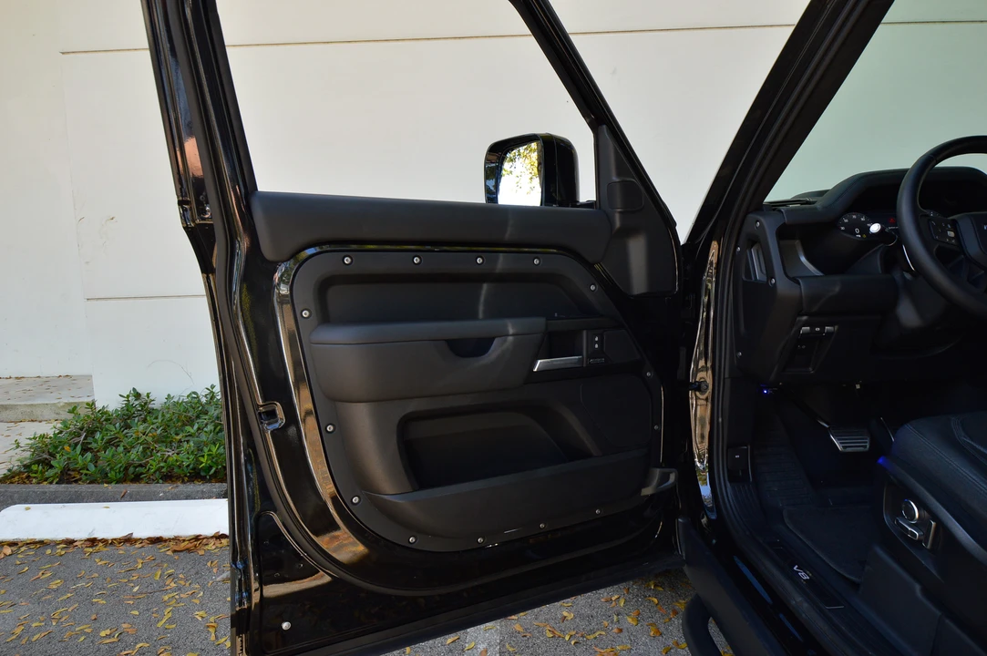 2025 Land Rover Defender 130 - Image 30 of 31