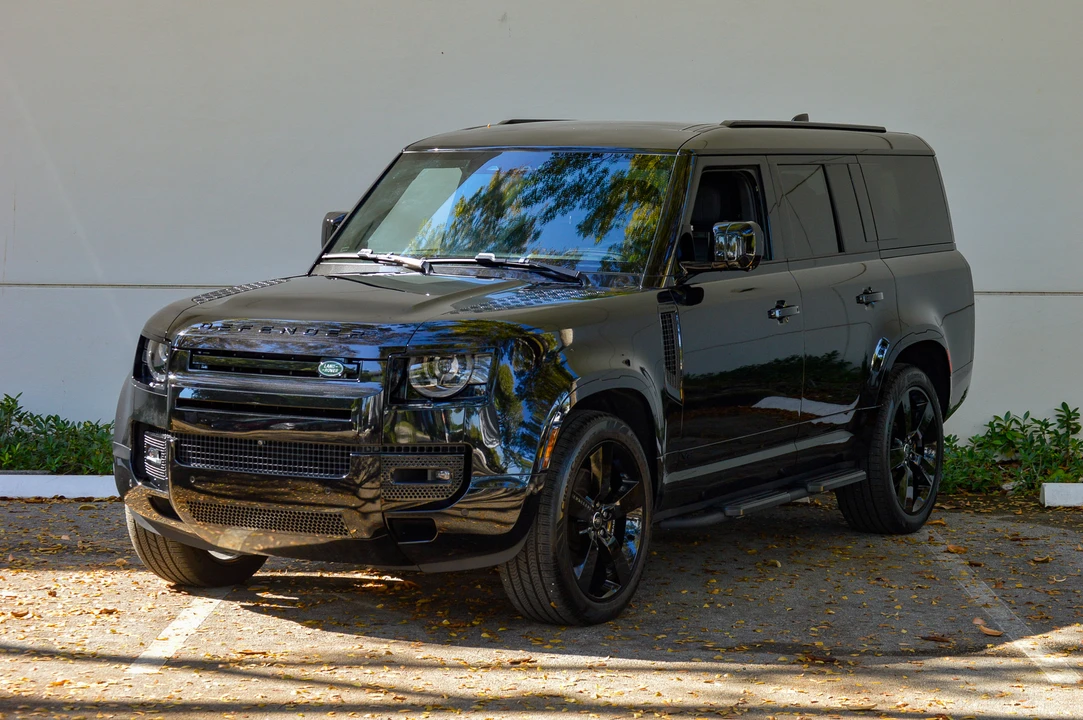 2025 Land Rover Defender 130 - Image 4 of 31